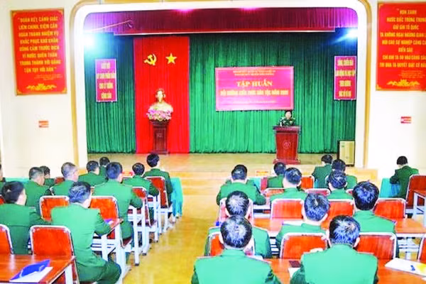 Lớp bồi dưỡng kiến thức dân tộc cho Bộ đội Biên phòng. (Ảnh HẢI THƯỢNG)