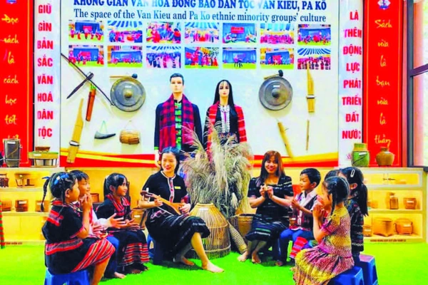 Giáo viên và học sinh Trường tiểu học và trung học cơ sở A Xing sử dụng nhạc cụ của người Vân Kiều, Pa Kô do trường sưu tầm, trưng bày để sinh hoạt văn hóa văn nghệ.