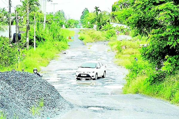 Tuyến đường Ninh Quới-Ngan Dừa do Ban Quản lý dự án đầu tư xây dựng các công trình giao thông Bạc Liêu làm chủ đầu tư đang chậm tiến độ.