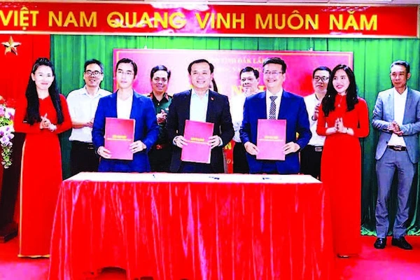 Sở Khoa học và Công nghệ tỉnh Đắk Lắk và các đơn vị ký kết biên bản ghi nhớ. (Ảnh TUẤN HẢI)