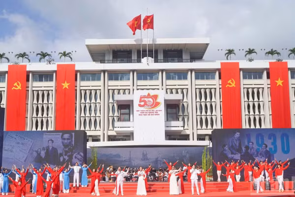 [Ảnh] Thành phố Hồ Chí Minh tổng duyệt Lễ kỷ niệm 50 năm thành phố mang tên Bác Hồ