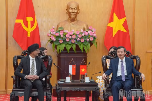 Giám đốc Học viện Chính trị quốc gia Hồ Chí Minh trao đổi với Đại sứ Singapore về quan hệ hợp tác giữa hai nước. 
