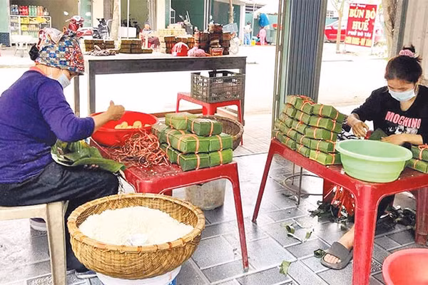 Hiện còn khoảng 10 hộ dân khu vực cầu Báng vẫn giữ nghề làm bánh chưng truyền thống.