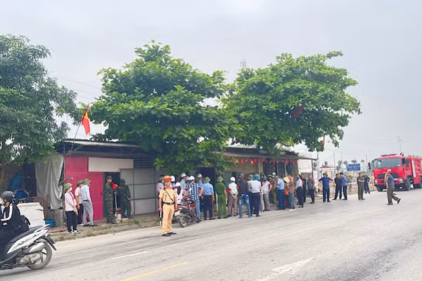 Lực lượng chức năng bảo vệ an toàn, trật tự giao thông khu vực giải phóng mặt bằng ở xã Kẻ Sặt.