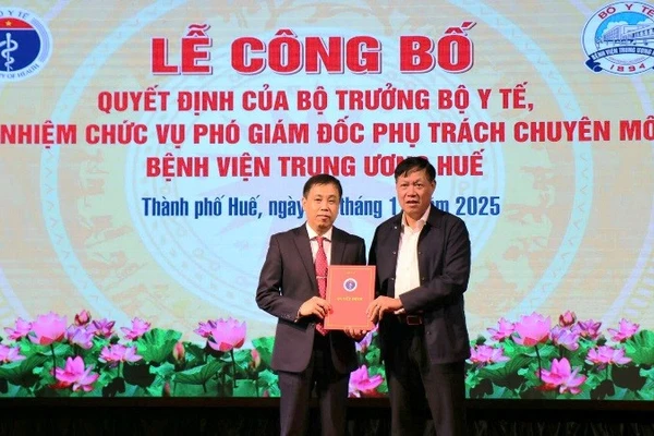 Thứ trưởng Y tế Đỗ Xuân Tuyên trao quyết định cho Tiến sĩ, Bác sĩ Hồ Văn Linh.