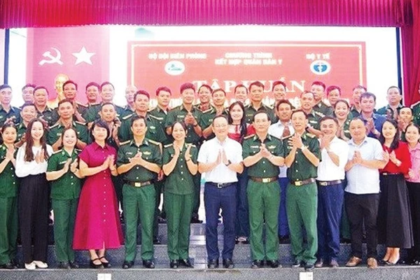 Các đại biểu và học viên tham gia lớp tập huấn. (Ảnh HẢI THƯỢNG) 