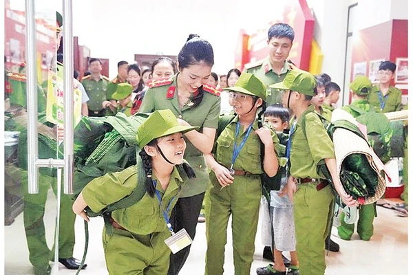 Thông qua chương trình “Học làm chiến sĩ công an” đã góp phần tạo chuyển biến tích cực về nhận thức và hành động cho học sinh trong việc chấp hành pháp luật, rèn luyện kỹ năng sống. 