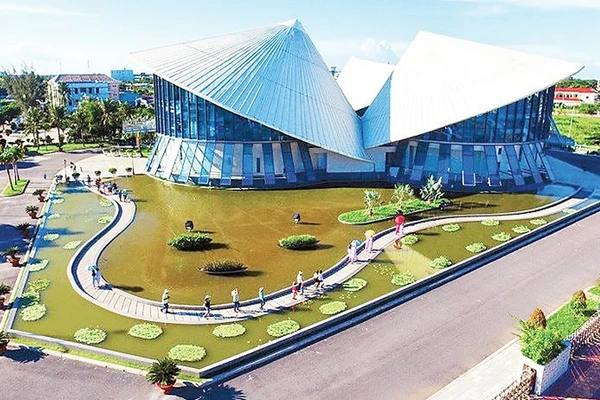 Tin Chung - Trang 1 Nhà Hát “Ba Nón Lá” Ở Phường Bạc Liêu (Nay Thuộc Tỉnh Cà Mau) - Điểm Du Lịch Tiêu Biểu Vùng Đồng Bằng Sông Cửu Long. (Ảnh Thu Đông)