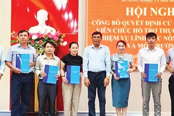 Công chức, viên chức thuộc Sở Nông nghiệp và Môi trường tỉnh Quảng Ngãi nhận quyết định biệt phái về cơ sở hỗ trợ các địa phương. (Ảnh HC)