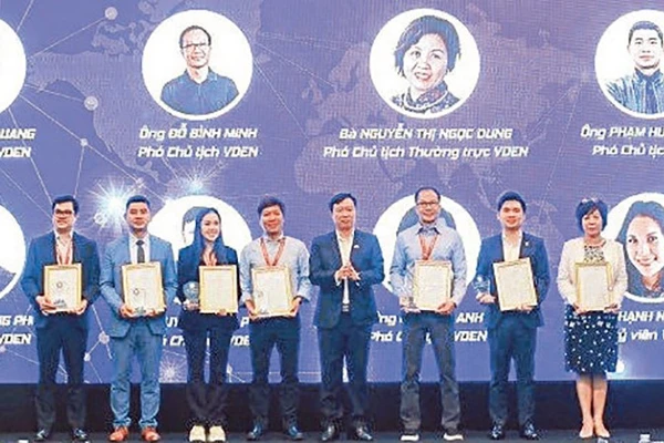 Ban lãnh đạo Mạng lưới chuyên gia dữ liệu toàn cầu ra mắt. (Ảnh DQT)