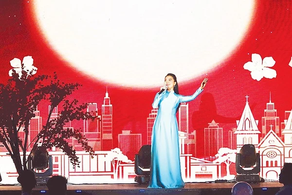 Ca sĩ Thanh Ngọc biểu diễn trong chương trình“Những ngày văn học, nghệ thuật Thành phố Hồ Chí Minh”. 