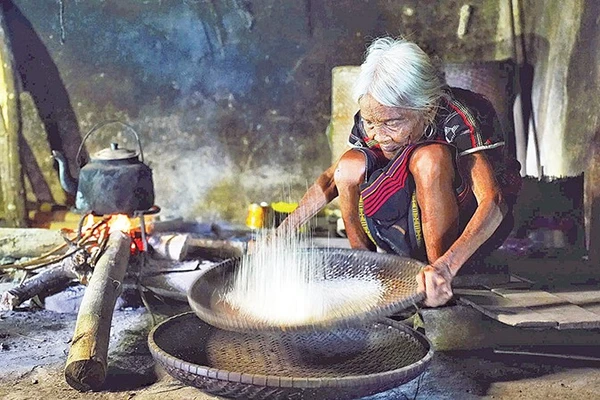 Được hỗ trợ, đời sống đồng bào dân tộc thiểu số ở dãy Trường Sơn đã thay đổi tích cực.