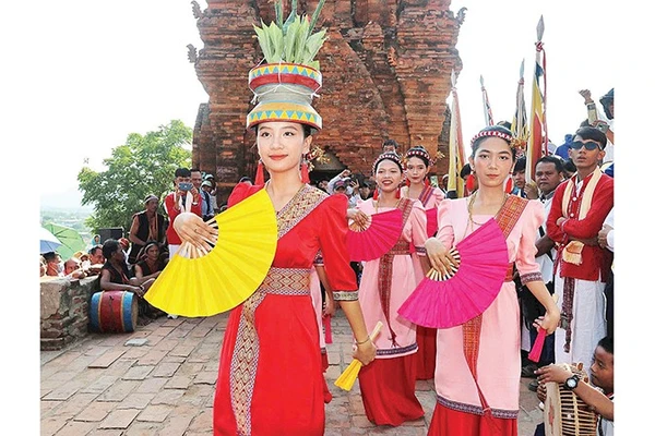 Cô gái Chăm trong Lễ hội Katê tại Khánh Hòa.