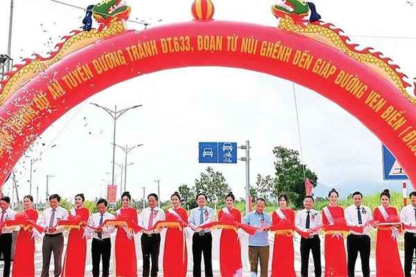 Nghi thức cắt băng khánh thành tuyến đường tránh ĐT.633, đoạn Núi Ghềnh-ĐT.639. (Ảnh QUANG TẤN) 