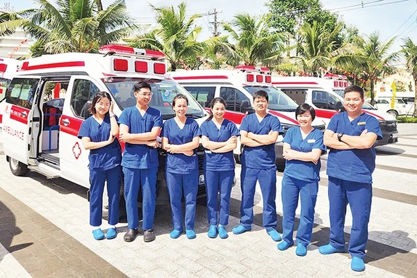 Tin Chung - Trang 1 Bác Sĩ, Điều Dưỡng, Kỹ Thuật Viên Và Lái Xe Cứu Thương Cơ Sở Cấp Cứu Ngoại Viện Phú Quốc Bên Xe Cứu Thương Do Một Doanh Nghiệp Tài Trợ.
