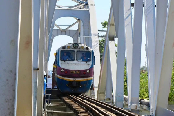 Sau 5 ngày gián đoạn, đường sắt bắc-nam qua cầu Ghềnh thông tuyến trở lại.