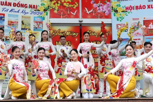 Một tiết mục văn nghệ do các diễn viên, nghệ sĩ Nhà hát Nghệ thuật Đồng Nai biểu diễn.