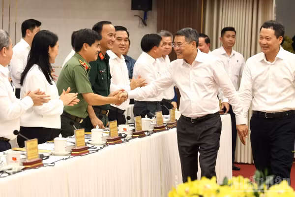 Thủ tướng Lê Minh Hưng với các đồng chí lãnh đạo thành phố Đồng Nai.