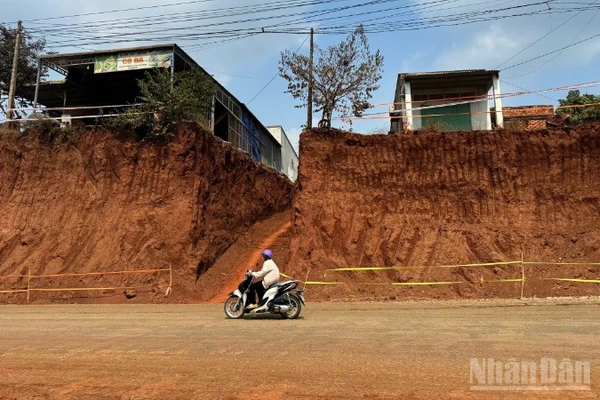Hiện trường nhà người dân nằm chênh vênh bên vực sâu do quá trình hạ cốt nền thực hiện dự án nâng cấp, mở rộng đường ĐT 753. Theo ghi nhận chiều 4/3, việc thi công tại khu vực này đã được tạm dừng.