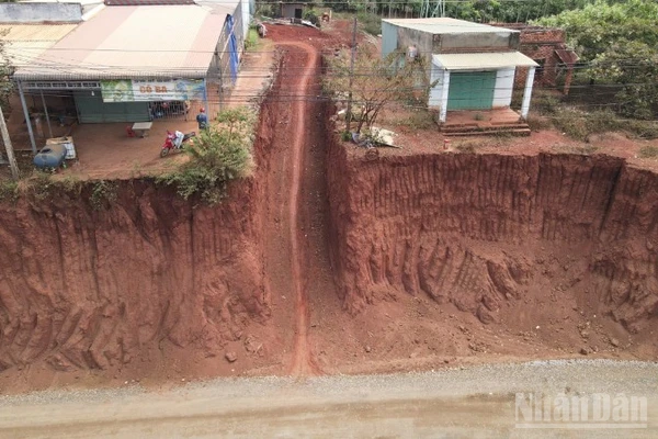 Quá trình thực hiện Dự án nâng cấp, mở rộng đường ĐT753, khiến 8 nhà dân chênh vênh bên "bờ vực" ở xã Tân Lợi.