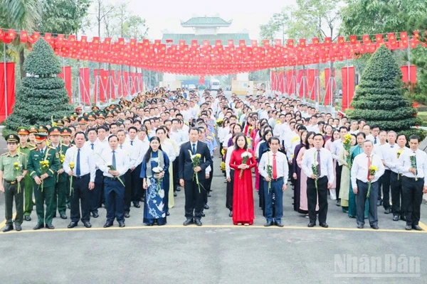 Đoàn Tỉnh ủy, Hội đồng nhân dân, Ủy ban nhân dân, Ủy ban Mặt trận Tổ quốc Việt Nam tỉnh Đồng Nai viếng tại nghĩa trang liệt sĩ tỉnh.