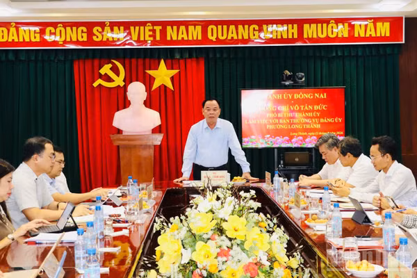 Phó Bí thư Thành ủy Đồng Nai Võ Tấn Đức chủ trì buổi làm việc.