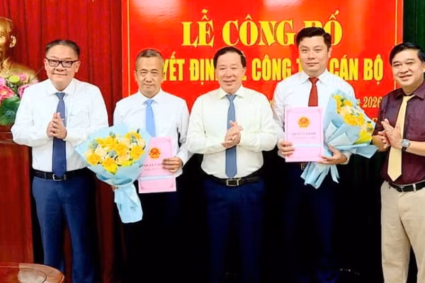 Các đồng chí trong Thường trực Ủy ban nhân dân tỉnh Đồng Nai trao quyết định, tặng hoa chúc mừng đồng chí Nguyễn Minh Hoàng (thứ hai từ trái qua) và đồng chí Nguyễn Cao Tài (thứ hai từ phải qua).