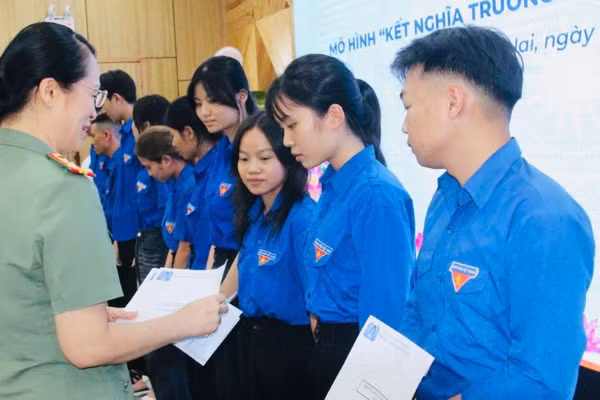 Đại tá Phạm Hồng Chính, Trưởng phòng An ninh chính trị nội bộ, Công an thành phố Đồng Nai trao khen thưởng cho các em học sinh vùng biên giới.