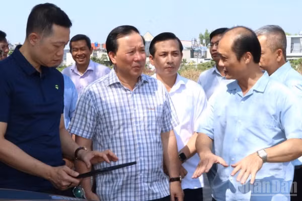 Lãnh đạo Ủy ban nhân dân thành phố Đồng Nai khảo sát thực hiện một dự án trên địa bàn phường Trảng Dài.