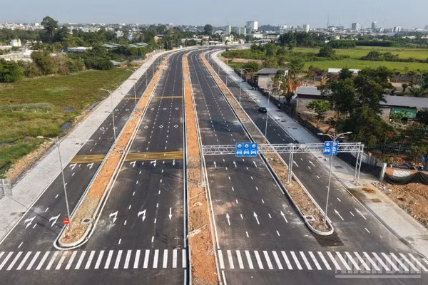 Đường trục trung tâm với 10 làn xe trên địa bàn phường Trấn Biên đã thông xe kỹ thuật.