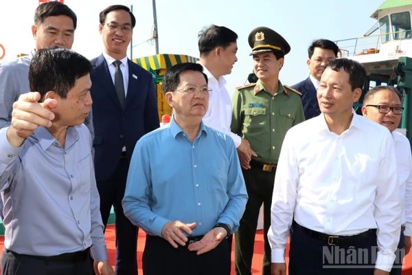 Phó Thủ tướng Chính phủ Mai Văn Chính cùng Bí thư Tỉnh ủy Đồng Nai Vũ Hồng Văn và các đại biểu tham dự lễ động thổ dự án cầu Cát Lái.