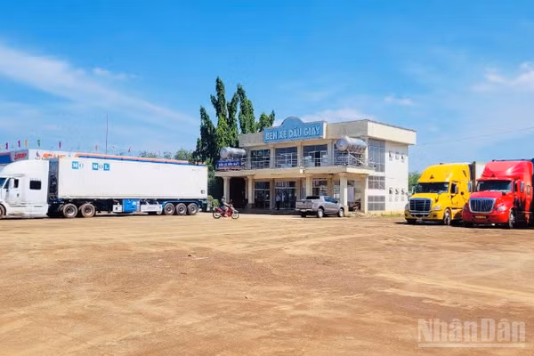 Khu vực trước bến xe Dầu Giây đã được khắc phục, số phương tiện đậu, đỗ đã giảm. Ảnh chụp lúc 10 giờ ngày 7/5.