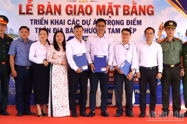 Phường Tam Hiệp và các đơn vị liên quan bàn giao mặt bằng 3 dự án trọng điểm.