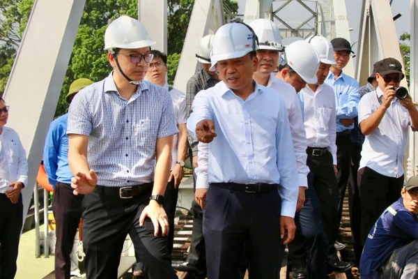 Lãnh đạo Bộ Xây dựng và Ủy ban nhân dân tỉnh Đồng Nai kiểm tra hiện trường, chỉ đạo khắc phục sự cố.