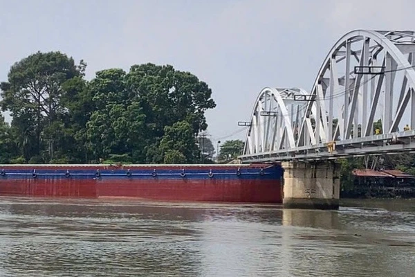 Tàu hàng va vào cầu Ghềnh trên sông Đồng Nai.
