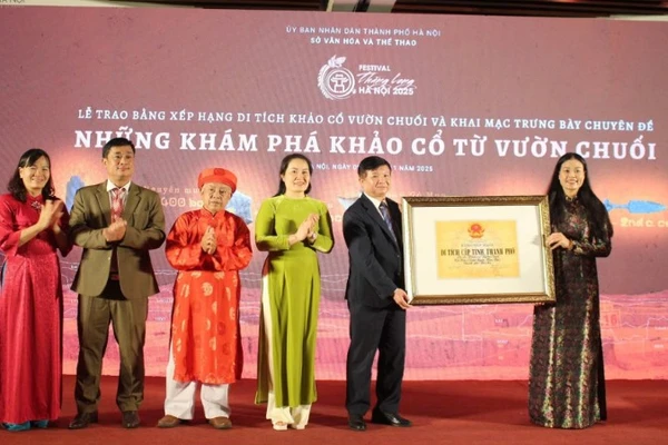 Giám đốc Sở Văn hóa và Thể thao Hà Nội Bạch Liên Hương trao Bằng công nhận Di tích lịch sử Văn hoá cấp thành phố cho đại diện chính quyền, nhân dân xã Hoài Đức.