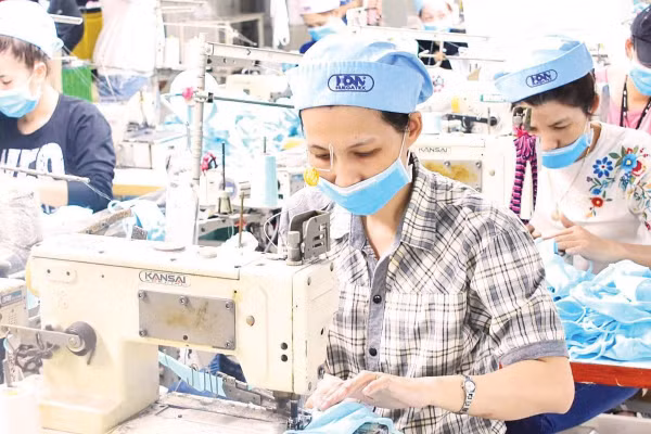 Công nhân làm việc tại công xưởng của Công ty cổ phần Dệt-May Huế.