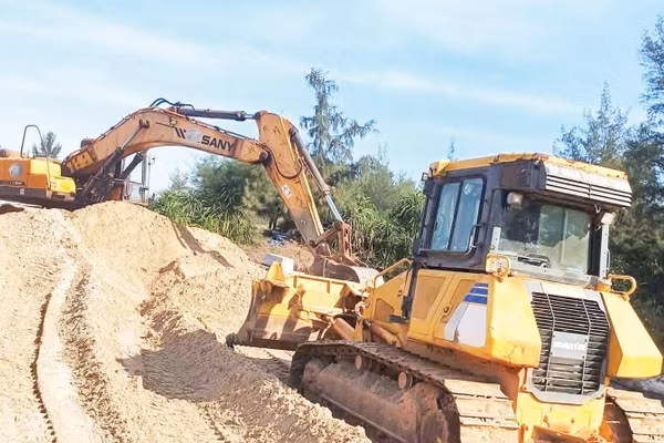 Tại xã Sen Ngư, không khí thi công hối hả với mục tiêu đưa dự án vượt kế hoạch đề ra.