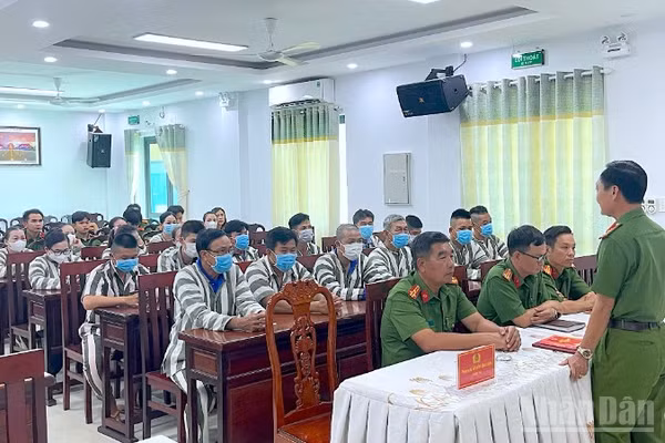 Buổi tuyên truyền pháp luật đối với can, phạm nhân tại Trại tạm giam số 2 Công an tỉnh Cà Mau.