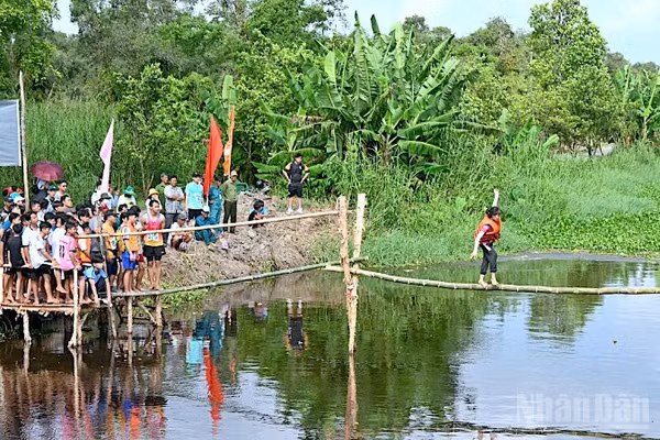 Du khách tham gia hoạt động trải nghiệm tại khu dịch vụ Vườn quốc gia U Minh hạ, tỉnh Cà Mau.