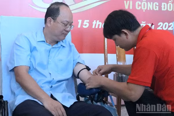 Đồng chí Nguyễn Hồ Hải, Ủy viên Trung ương Đảng, Bí thư Tỉnh ủy Cà Mau (bên trái) tham gia hiến máu tình nguyện tại ngày hội.