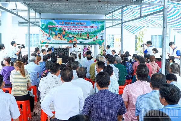 Đông đảo người dân đến các điểm khám sức khỏe miễn phí tại Trung tâm y tế xã Đầm Dơi, tỉnh Cà Mau. 