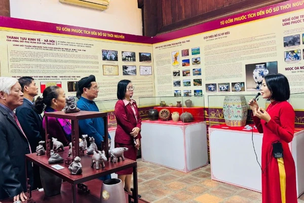Các đại biểu tham quan trưng bày sản phẩm gốm Bát Tràng và gốm Phước Tích. 