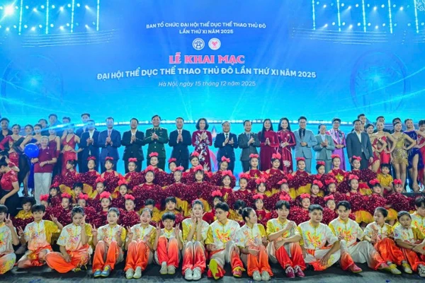 Lãnh đạo thành phố Hà Nội chung vui với các vận động viên, các nghệ sĩ tham gia Lễ khai mạc. (Ảnh: BẢO LONG)