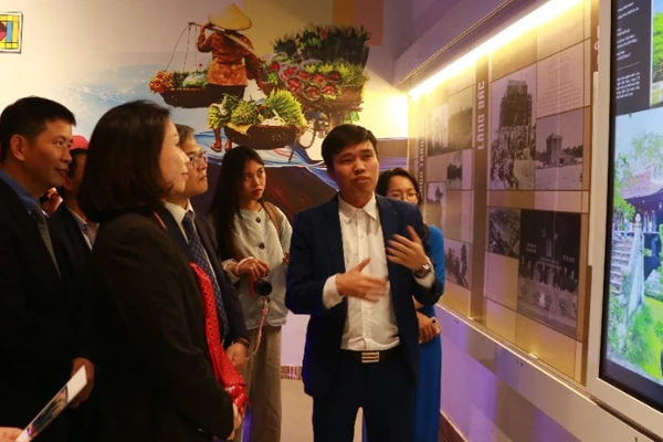 Các đại biểu tham quan, trải nghiệm di sản Hà Nội qua công nghệ hiện đại.