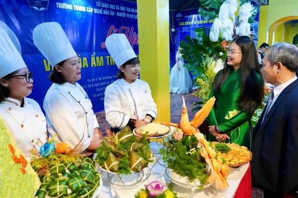 Các đại biểu tham quan những gian hàng trưng bày, giới thiệu đặc sản tại Lễ hội Văn hóa Ẩm thực Hà Nội.