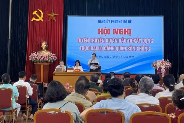 Lãnh đạo phường Bồ Đề trao đổi với người dân về dự án Trục Đại lộ cảnh quan sông Hồng. 