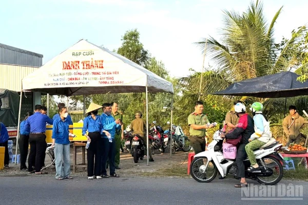 Lực lượng Công an phối hợp các đơn vị phát nước miễn phí cho bà con về quê ăn Tết.