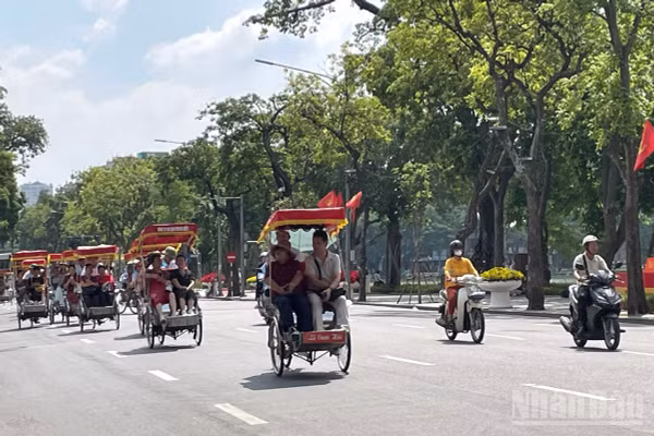 Dự báo khu vực Hà Nội ngày nắng nóng và nắng nóng gay gắt; chiều tối và đêm có mưa rào. (Ảnh minh họa: Đ.T)