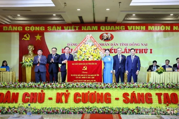 Phó Bí thư Thường trực Tỉnh ủy Đồng Nai Tôn Ngọc Hạnh tặng bức trướng của Ban Chấp hành Đảng bộ tỉnh tặng đại hội.